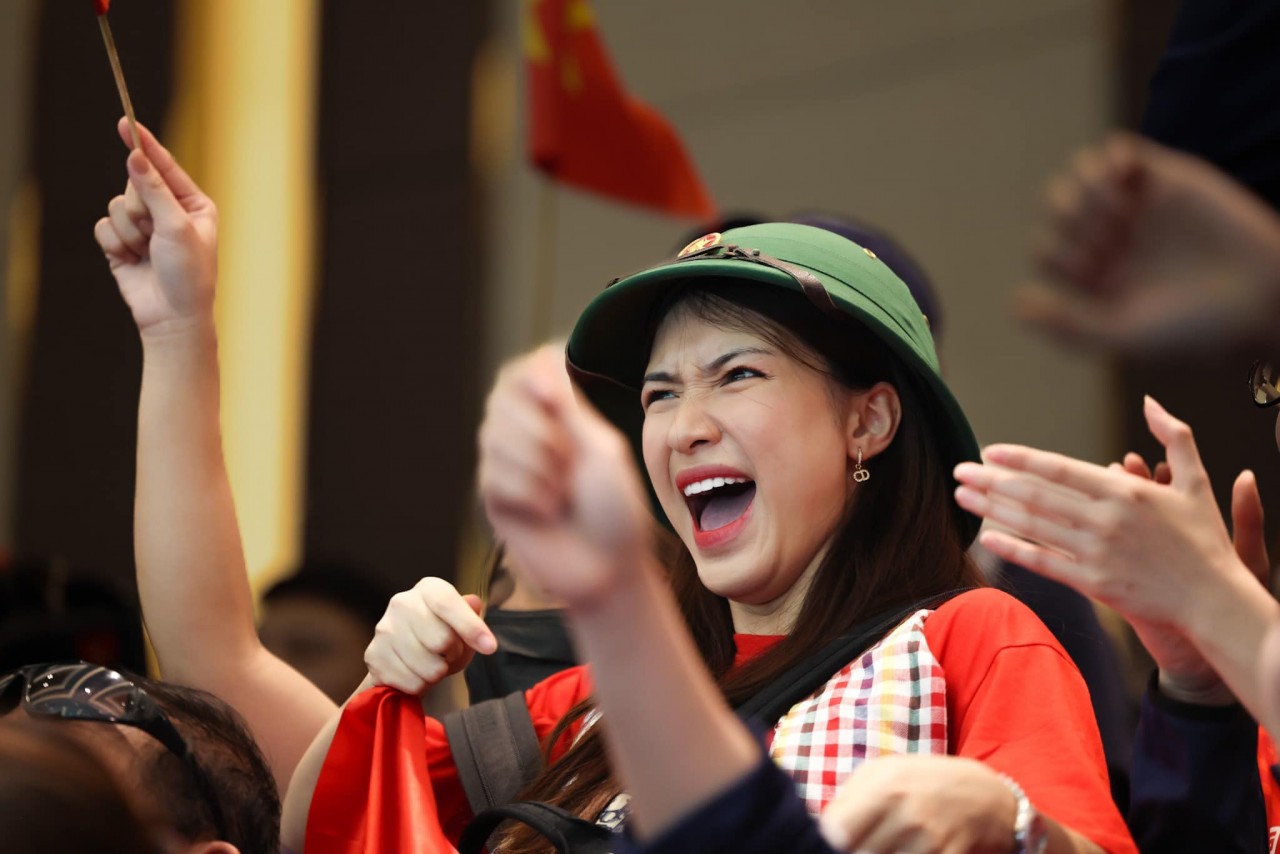 Sao Việt: Hòa Minzy đăng ảnh cổ vũ SEA Games, mạng xã hội phát sốt vì ảnh cũ của Diễm Hương và Việt Trinh