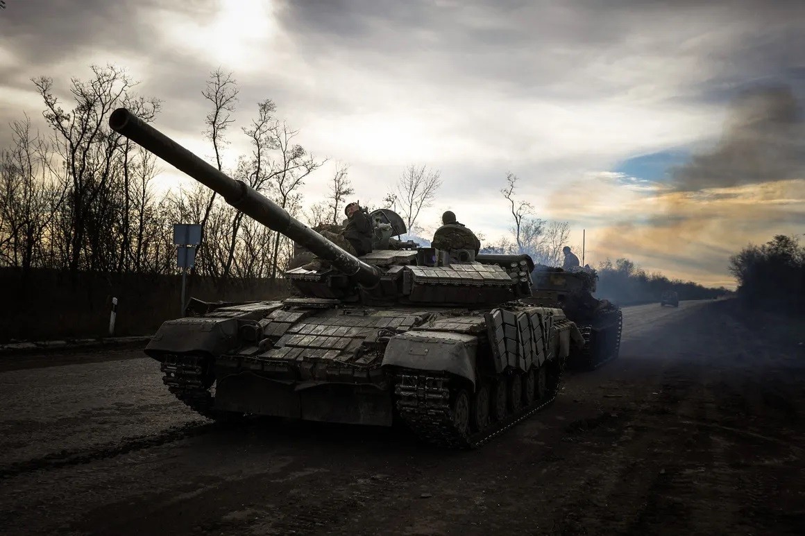 (05.12) Ukraine khẳng định sẽ tiếp tục duy trì vị trí hiện nay tại Bakhmut - Ảnh Một xe tăng Ukraine tại Bakhmut. (Nguồn Reuters)