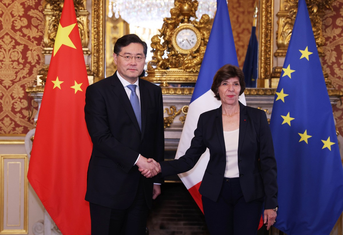 Ủy viên Quốc vụ kiêm Ngoại trưởng Tần Cương gặp Ngoại trưởng Pháp Catherine Colonna tại Paris ngày 10/5/2023. [Ảnh/Tân Hoa xã]