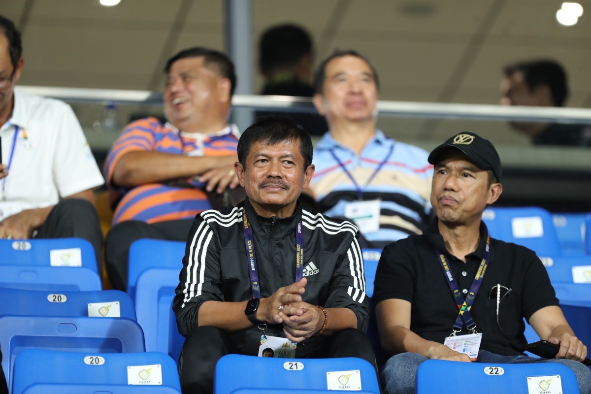 HLV của U22 Indonesia Indra Sjafri (trái) cùng trợ lý cũng có mặt trên khán đài để do thám đối thủ, chuẩn bị cho vòng bán kết.