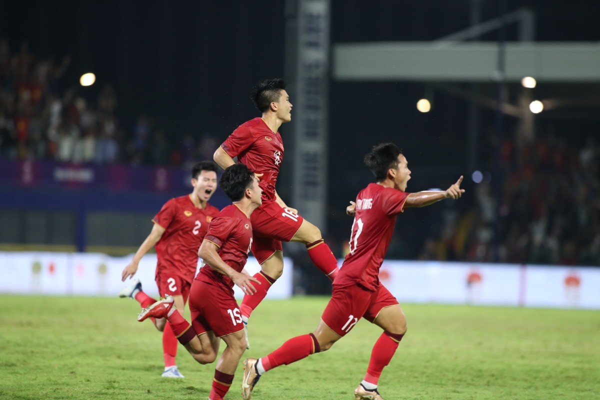 Sau nhiều nỗ lực, Việt Nam gỡ hòa 1-1 nhờ công của Nhật Nam (số 16). Đội bóng áo đỏ sau đó còn tạo ra nhiều cơ hội ngon ăn để ghi thêm bàn thắng nhưng không tận dụng được.