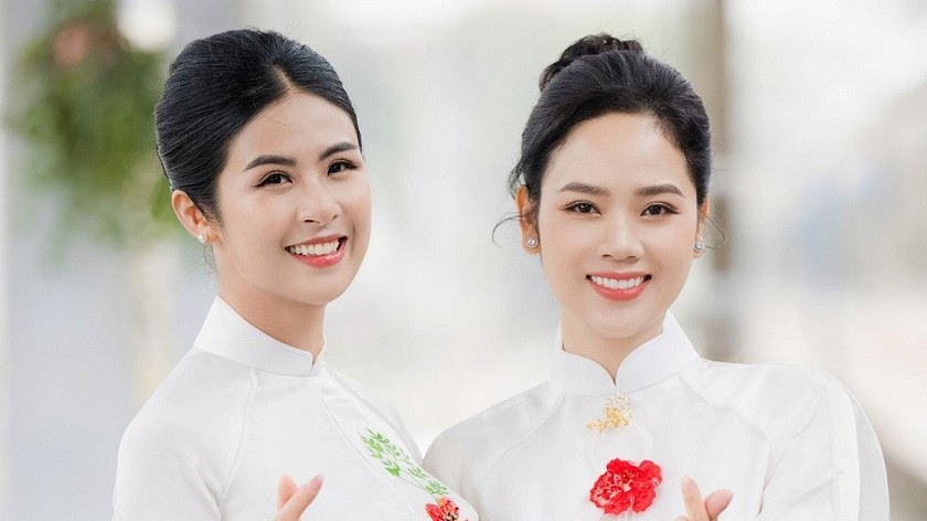 Hai Hoa hậu Việt Nam Ngọc Hân và Mai Phương rạng ngời cùng áo dài chụp ảnh trên đất Cảng