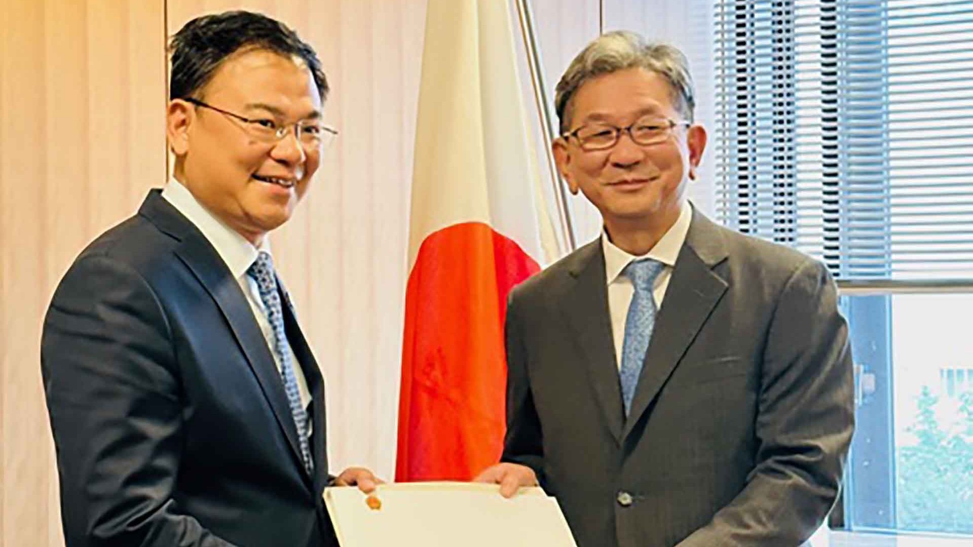 Đại sứ Phạm Quang Hiệu trình bản sao Thư ủy nhiệm tới Thứ trưởng Ngoại giao Nhật Bản Takeo Mori