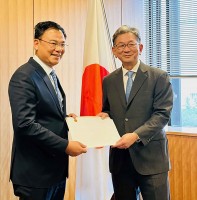 Đại sứ Phạm Quang Hiệu trình bản sao Thư ủy nhiệm tới Thứ trưởng Ngoại giao Nhật Bản Takeo Mori