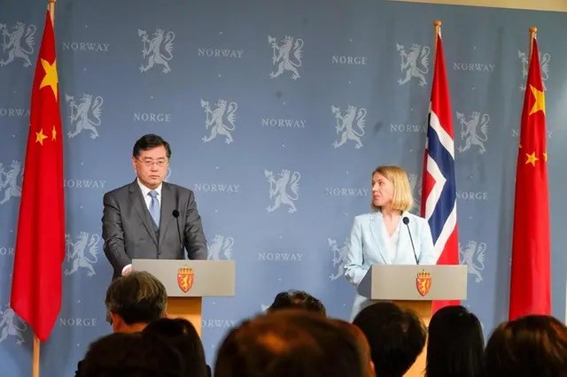Ngoại trưởng Trung Quốc Tần Cương (trái) và người đồng cấp Na Uy Anniken Huitfeldt tại họp báo chung sau cuộc gặp ở Oslo, Na Uy, ngày 12/5. (Nguồn: AFP)