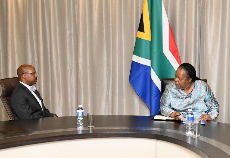 Đại sứ Hoa Kỳ tại SA Reuben E Brigety II với Bộ trưởng Naledi Pandor. (Times live)