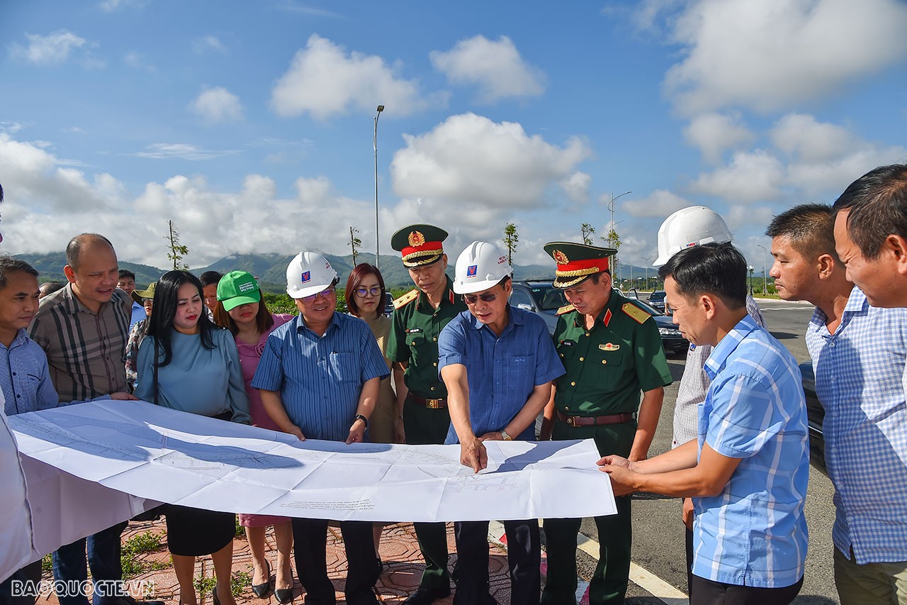 Bộ trưởng Ngoại giao Bùi Thanh Sơn dẫn đầu Đoàn công tác của Chính phủ tiến hành khảo sát thực địa Dự án kè chống lũ lụt, sạt lở các làng đồng bào dân tộc thiểu số dọc sông Đăk Bla trên địa bàn TP Kon Tum.