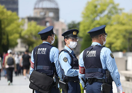 Các sĩ quan cảnh sát đứng canh tại Công viên Tưởng niệm Hòa bình Hiroshima.