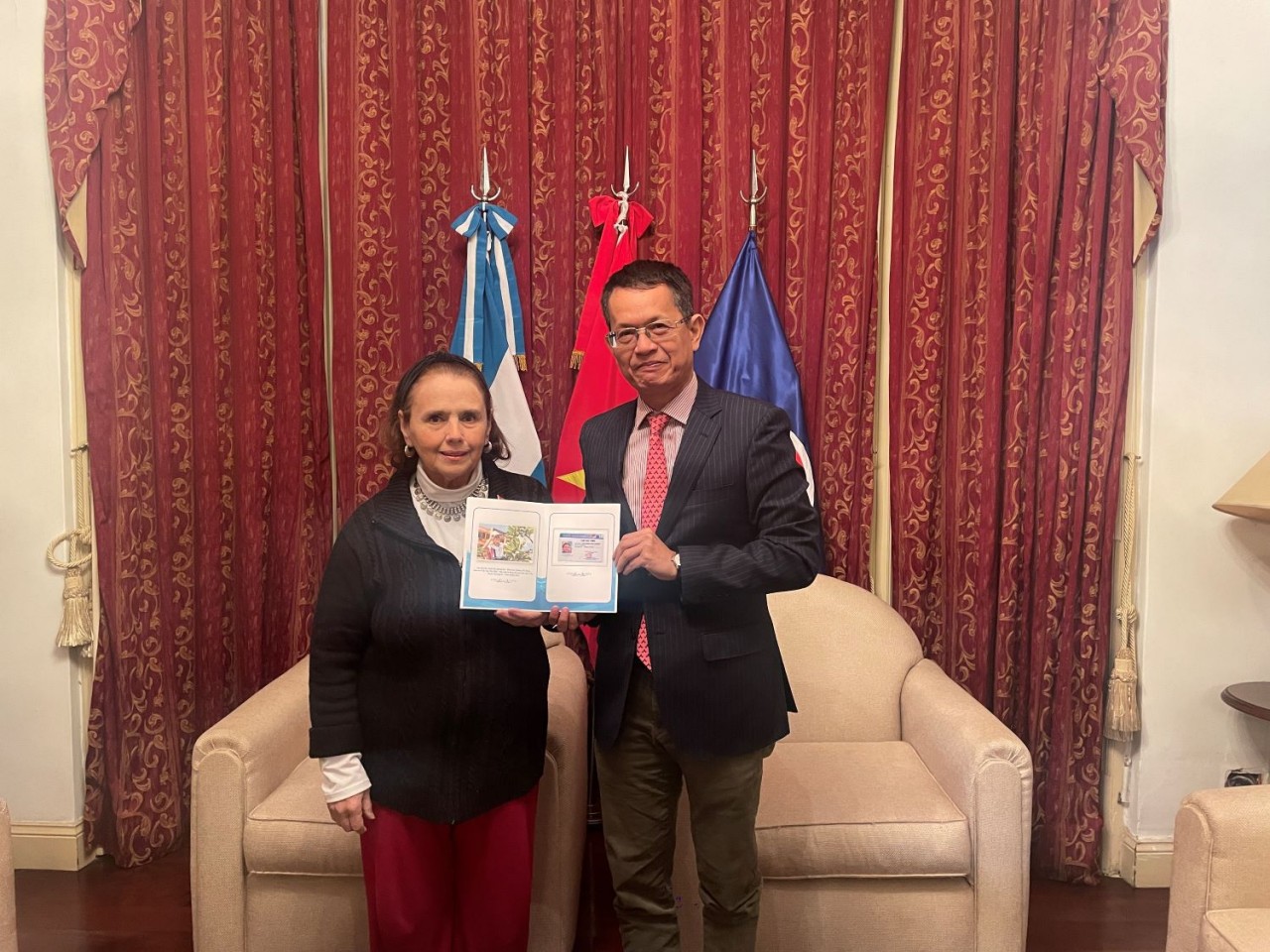 Đại sứ Dương Quốc Thanh trao Thẻ Hội viên CLB Vì Hoàng Sa - Trường Sa thân yêu cho bà Poldi Sosa, Chủ tịch ICAV.