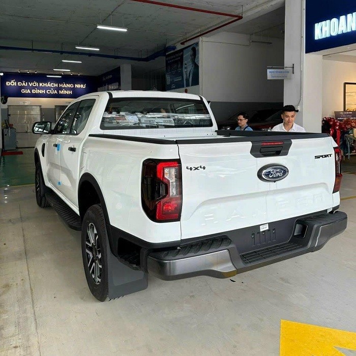 Phiên bản Sport 2.0L 4x4 AT được trang bị 6 túi khí