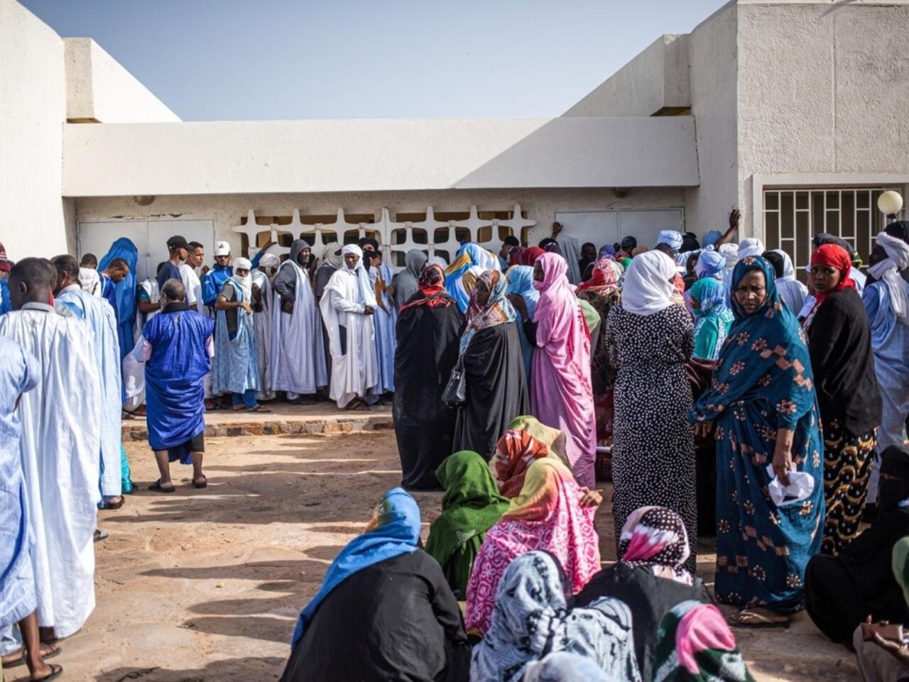 Cử tri chờ bỏ phiếu tại một điểm bỏ phiếu ở Nouakchott vào ngày 13/5/2023. (Nguồn: AFP)