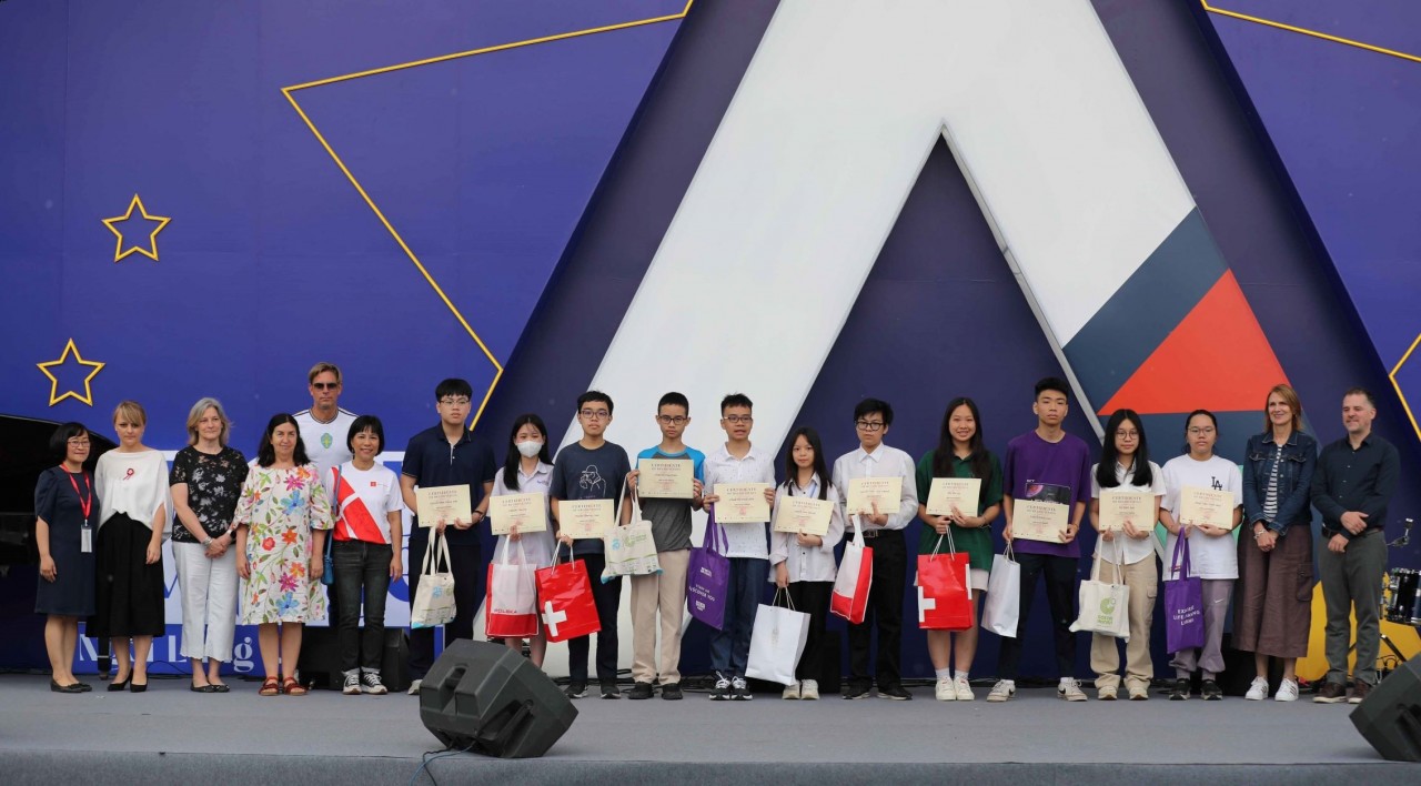 The organising board presents prizes to winners of the competition on European literature at the opening ceremony. (Photo: VNA)