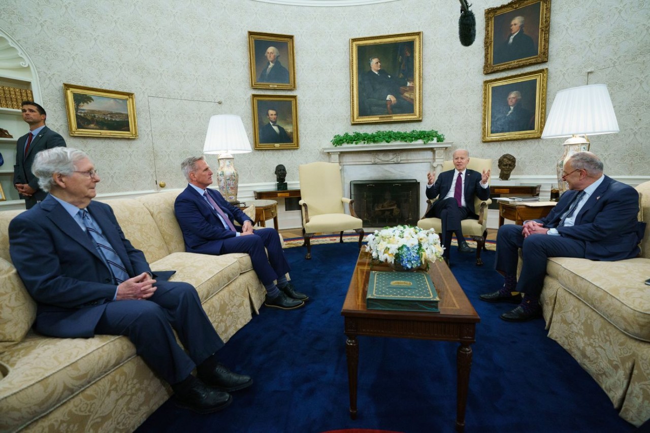 Tổng thống Mỹ Joe Biden (thứ hai từ phải sang) cùng lãnh đạo phe thiểu số ở Thượng viện Mitch McConnell (ngoài cùng bên trái), Chủ tịch Hạ viện Kevin McCarthy (thứ hai từ trái sang) và Lãnh đạo đa số Thượng viện Chuck Schumer tại Phòng Bầu dục của Nhà Trắ