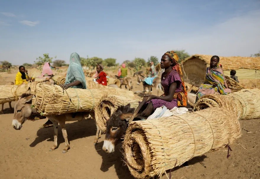 Những phụ nữ tị nạn chạy trốn khỏi xung đột tới Koufroun, Chad, biên giới giữa Sudan và Chad trong bối cảnh xung đột căng thẳng đang diễn ra ở Sudan. (Nguồn: Reuters)