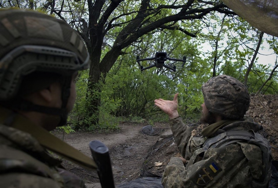 Quân nhân Ukraine cùng đội trinh sát điều khiển máy bay không người lái trên tiền tuyến gần thị trấn Bakhmut, vùng Donetsk, ngày 8/5. (Nguồn: Getty)