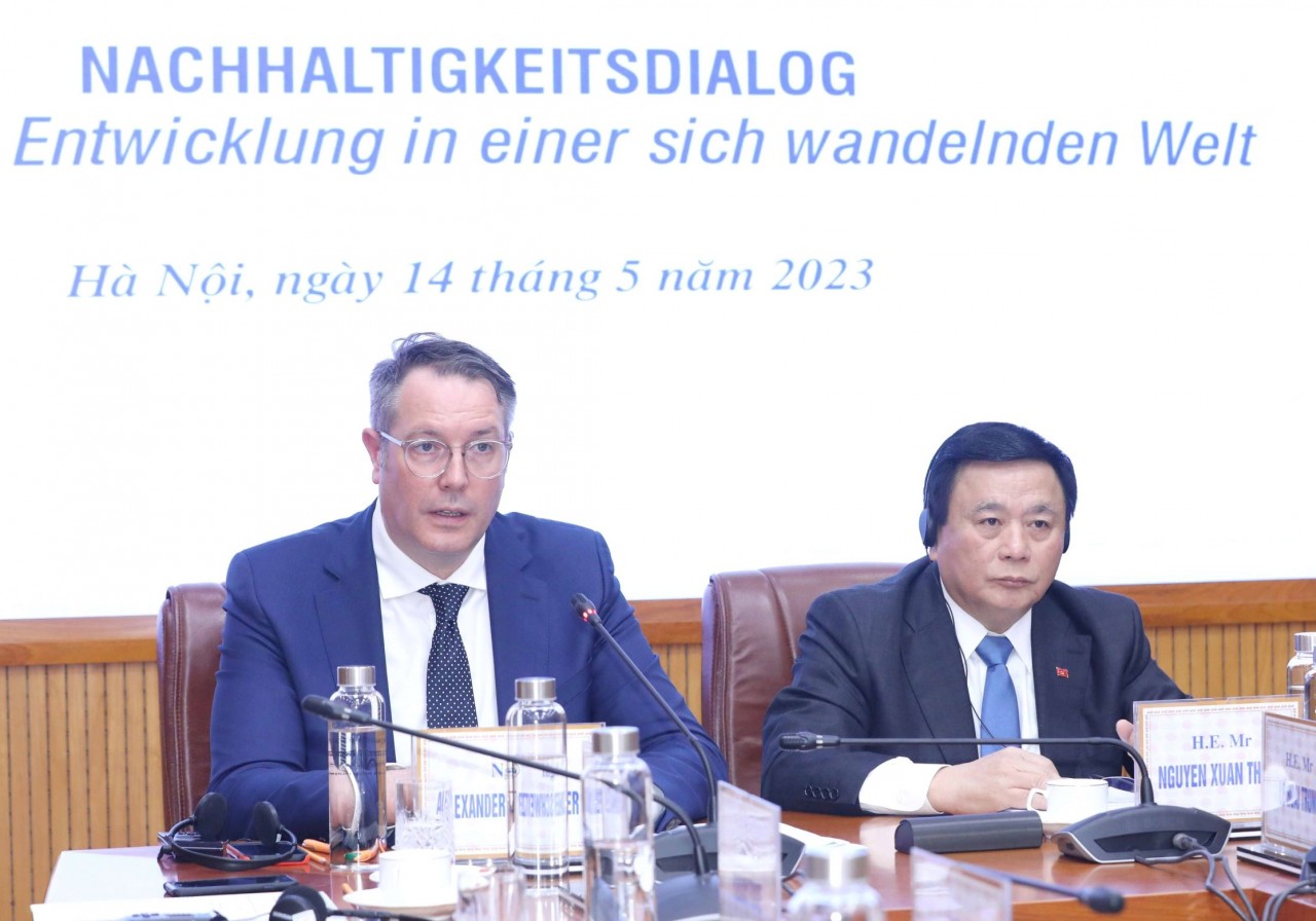 Đồng chí Alexander Schweitzer (trái), Uỷ viên Trung ương Đảng, Bộ trưởng Bộ Lao động, Các vấn đề xã hội, Chuyển đổi và Số hoá bang Rheinland - Plalz, Trưởng đoàn đại biểu Đảng Dân chủ Xã hội Đức (SPD) phát biểu tại Đối thoại Lý luận. (Nguồn: TTXVN)