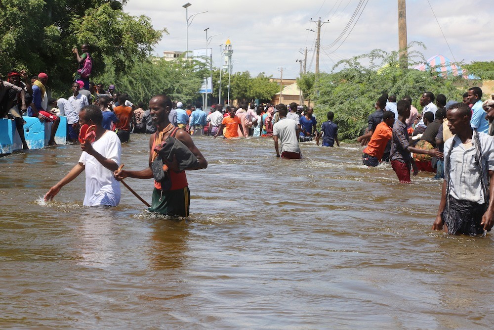 Thảm họa lũ lụt xảy ra sau đợt hạn hán trầm trọng nhất từ trước đến nay ở Somalia khiến hàng triệu người dân nước này đứng trước nguy cơ lâm vào nạn đói trong bối cảnh quốc gia trên đang phải ứng phó với lực lượng nổi dậy Hồi giáo kéo dài nhiều thập kỷ. (Nguồn: Twitter)