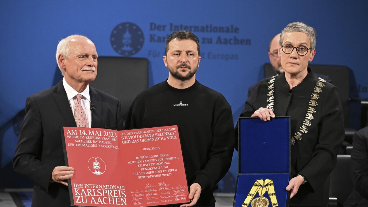 (05.15) Tổng thống Ukraine Volodymyr Zelensky (giữa) nhận giải thưởng Charlemagne tại thành phố Aachen, Đức ngày 14/5. (Nguồn: DPA)