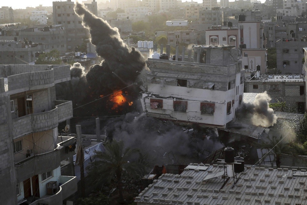 (05.15) Tình hình dải Gaza liệu có lắng dịu trở lại sau lệnh ngừng bắn? - Ảnh: Tên lửa Israel tấn công địa điểm của một quan chức của phong trào PJI tại dải Gaza ngày 13/5. (Nguồn: AP)