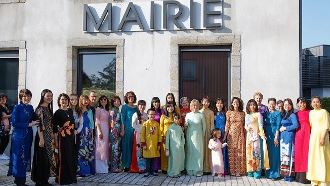Câu chuyện về áo dài Việt được kể ấn tượng và xúc động tại Pháp