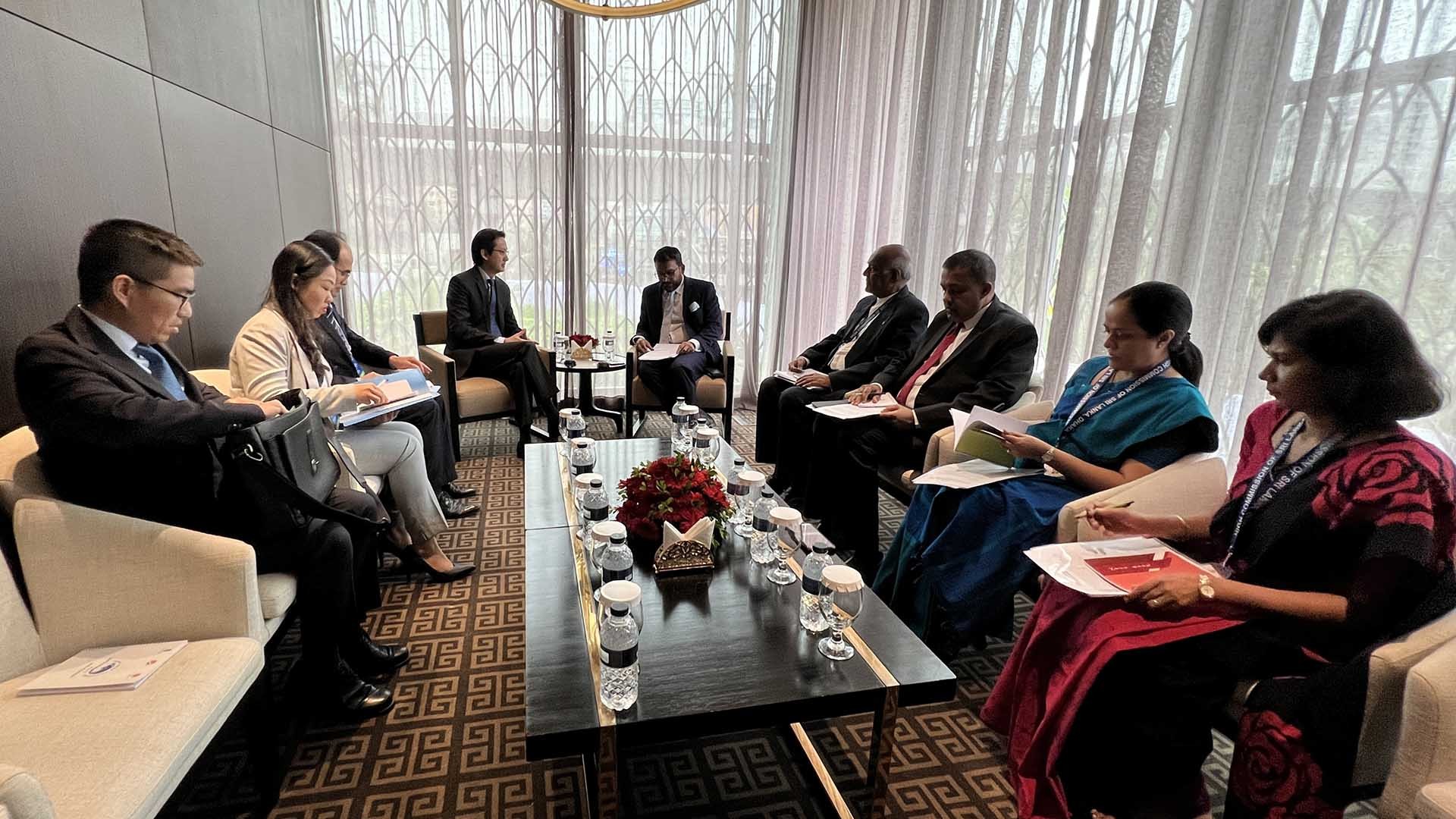 Thứ trưởng Đỗ Hùng Việt gặp Quốc vụ khanh Bộ Ngoại giao Sri Lanka Tharaka Balasuriya.