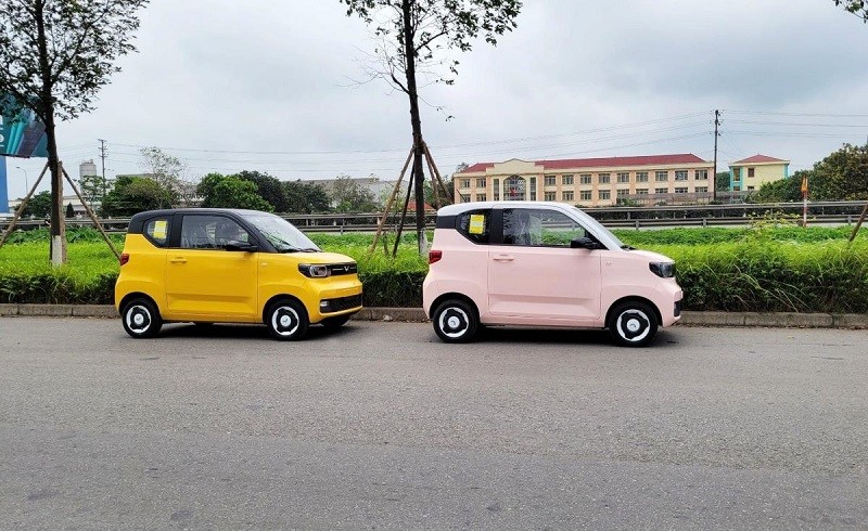 Hai chiếc ô tô điện mini Wuling HongGuang MiniEV tại nhà máy Hưng Yên.