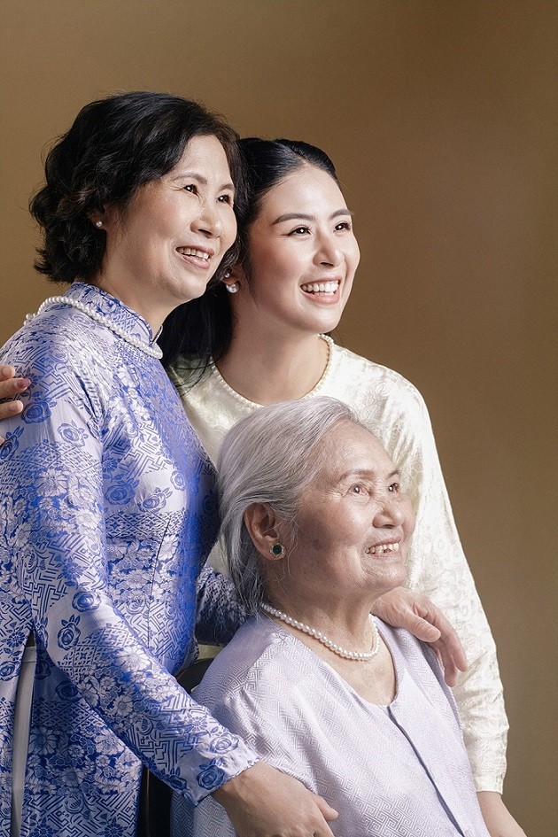 Hoa hậu Ngọc Hân thực hiện bộ ảnh ghi lại khoảnh khắc đặc biệt bên bà ngoại và mẹ