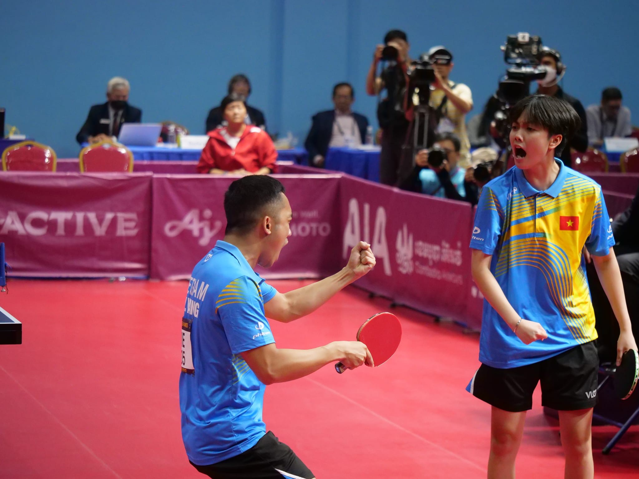: Mai Ngọc và Anh Hoàng giành HC vàng bóng bàn đôi nam nữ tại SEA Games 32.