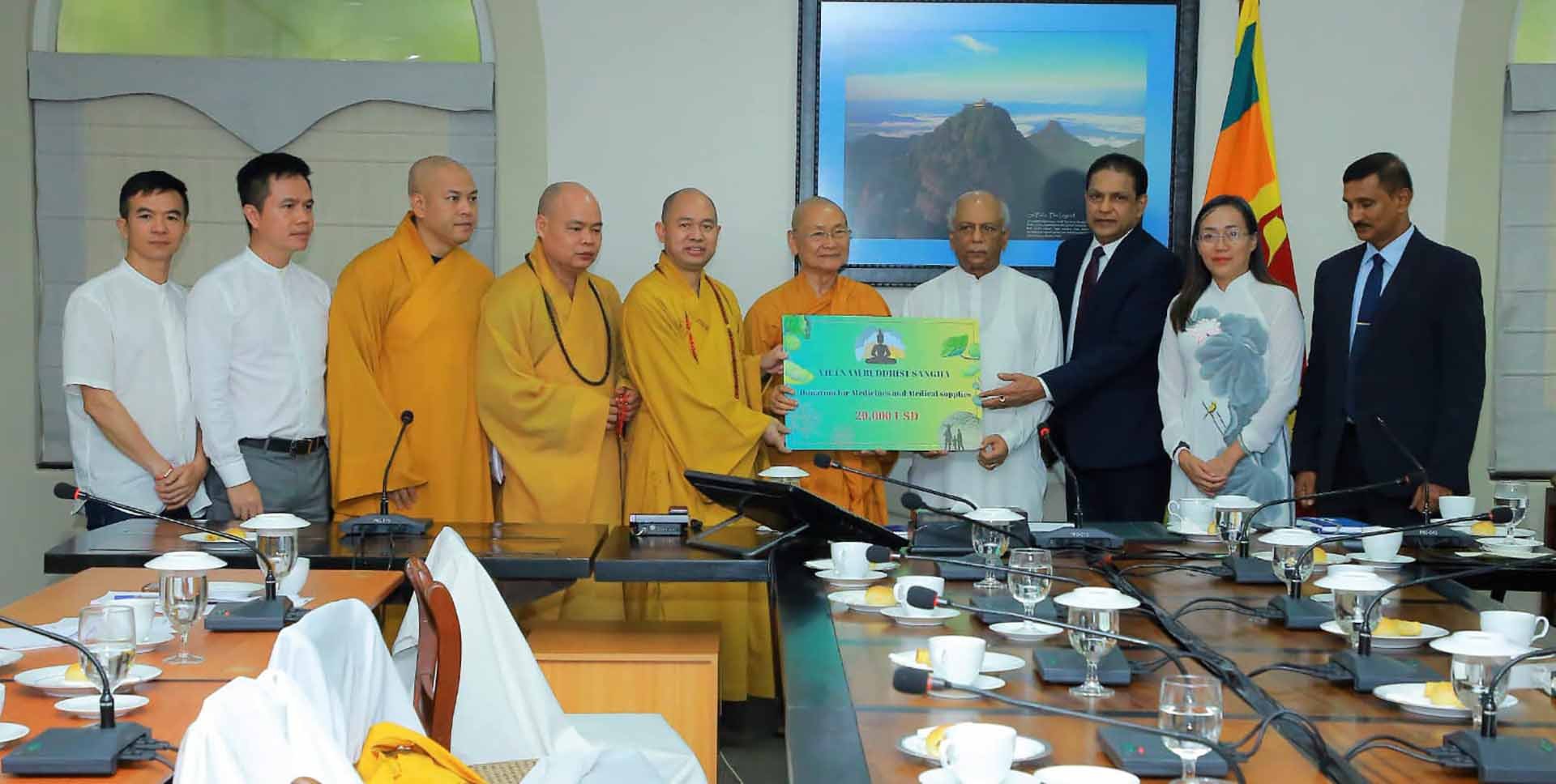 Hòa thượng Thích Viên Minh, Phó Pháp chủ Giáo hội Phật giáo Việt Nam trao tặng 20.000 USD hỗ trợ thuốc men y tế cho Thủ tướng Sri Lanka Dinesh Gunawardena.