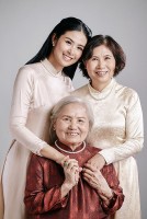 Hoa hậu Ngọc Hân thực hiện bộ ảnh ghi lại khoảnh khắc đặc biệt bên bà ngoại và mẹ