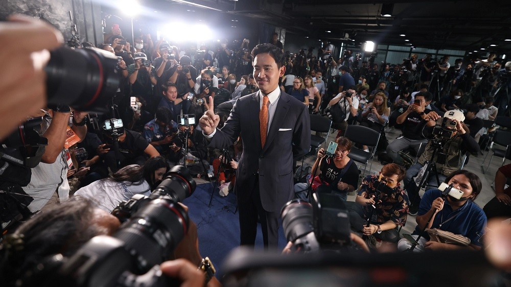 (05.15) Ông Pita Limjaroenrat của đảng MFP gặp gỡ báo chí Thái Lan sau khi cuộc bầu cử có kết quả sơ bộ ngày 14/5. (Nguồn: Nikkei)