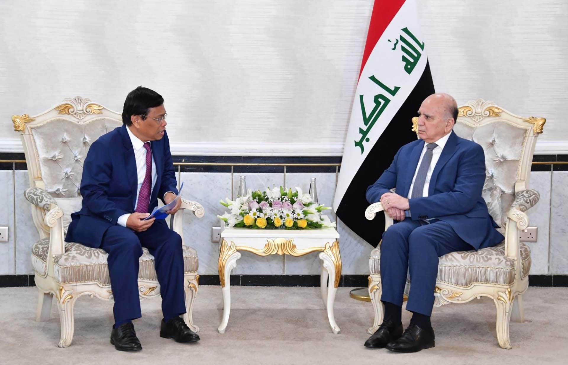 Đại sứ Lương Quốc Huy trao đổi với Bộ trưởng Ngoại giao Iraq Fuad Hussein.