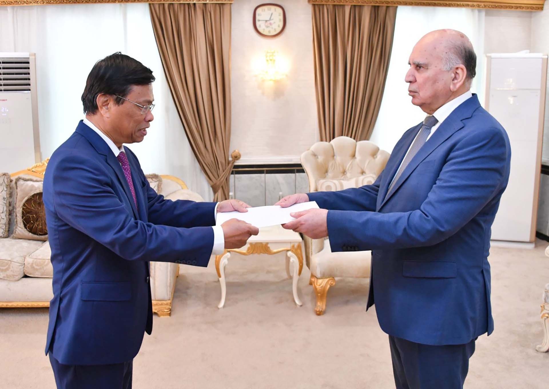 Đại sứ Lương Quốc Huy trình Bản sao Thư ủy nhiệm lên Bộ trưởng Ngoại giao Iraq Fuad Hussein.