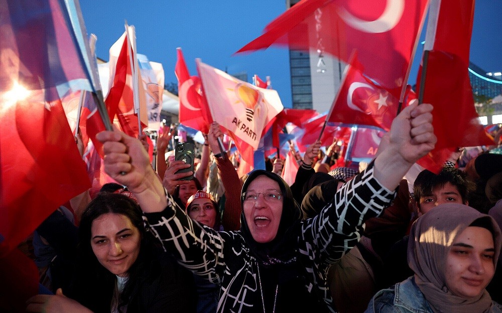 (05.16) Những người ủng hộ ông Tayyip Erdogan ăn mừng sau khi có kết quả thăm dò dư luận hậu bầu cử tổng thống Thổ Nhĩ Kỳ ngày 14/5. (Nguồn: Reuters)