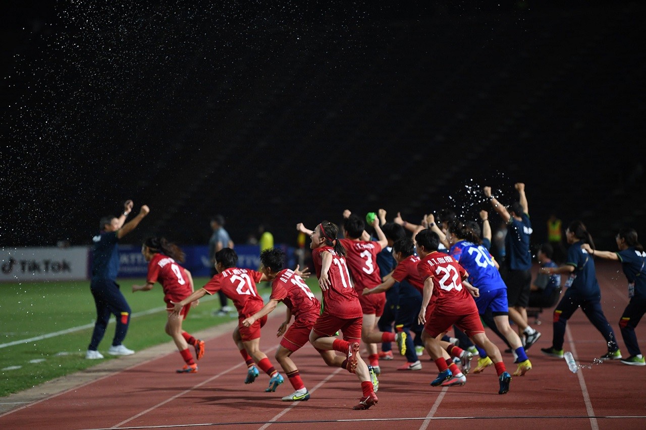 Tiếng còi của trọng tài vang lên, các thành viên đội tuyển nữ Việt Nam chạy ùa vào sân ăn mừng tấm HCV lịch sử.