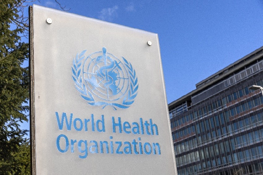 Logo của Tổ chức Y tế Thế giới (WHO) được nhìn thấy gần trụ sở của tổ chức này ở Geneva, Thụy Sĩ, ngày 2 tháng 2 năm 2023. REUTERS 