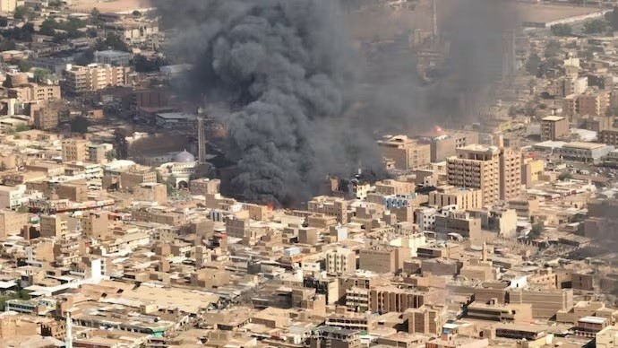 Sudan: Giao tranh leo thang ở thủ đô Khartoum, hàng loạt trụ sở phái bộ ngoại giao của nước ngoài bị tấn công. (Nguồn: Reuters)
