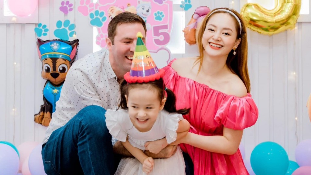 Diễn viên Lan Phương mừng sinh nhật con gái, Hồng Diễm lên đồ năng động
