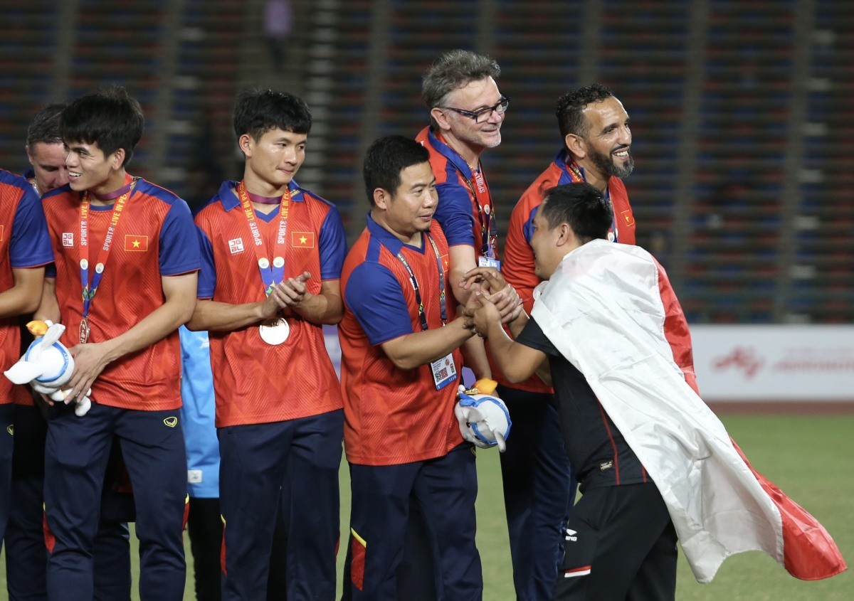 Sau khi nhận HCV, một số thành viên của U22 Indonesia tới bắt tay chào hỏi phía Việt Nam. Đội bóng xứ vạn đảo đánh bại Thái Lan với tỷ số 5-2 sau 120 phút để vô địch môn bóng đá nam SEA Games sau 32 năm chờ đợi. (Ảnh: Hiếu Lương)