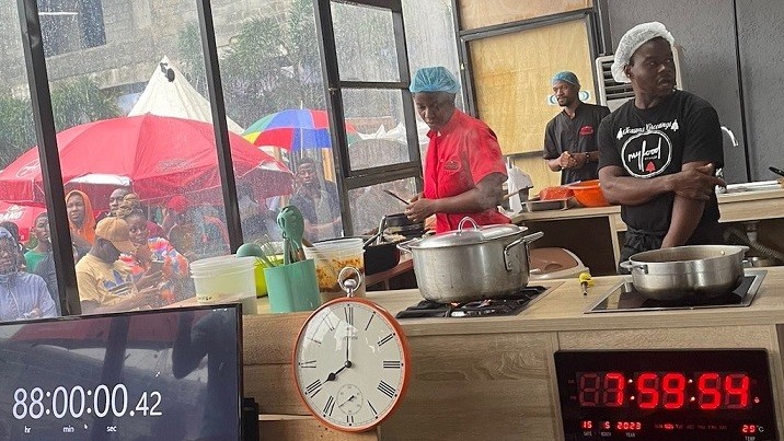 Nigeria: Nữ đầu bếp đứng nấu ăn liên tục trong 100 giờ đồng hồ