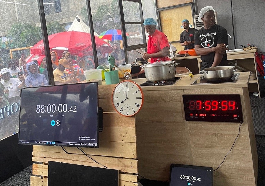Nigeria: Đầu bếp nữ đứng nấu ăn liên tục trong 100 giờ đồng hồ