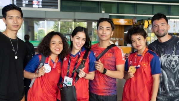SEA Games 32: Phan Hiển đón Khánh Thi và đội tuyển dancesport-breaking Việt Nam về nước