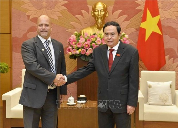 NA Vice Chairman Tran Thanh Man (R) and National Coordinator of the Committees for the Defence of the Revolution of Cuba (CDR) Gerardo Hernandez Nordelo. (Photo: VNA)