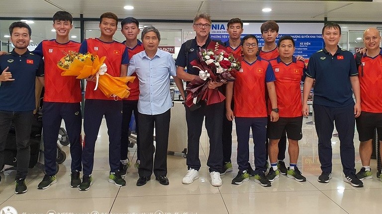 HLV Philippe Troussier động viên các cầu thủ U22 Việt Nam, cùng hướng tới những giải đấu mới