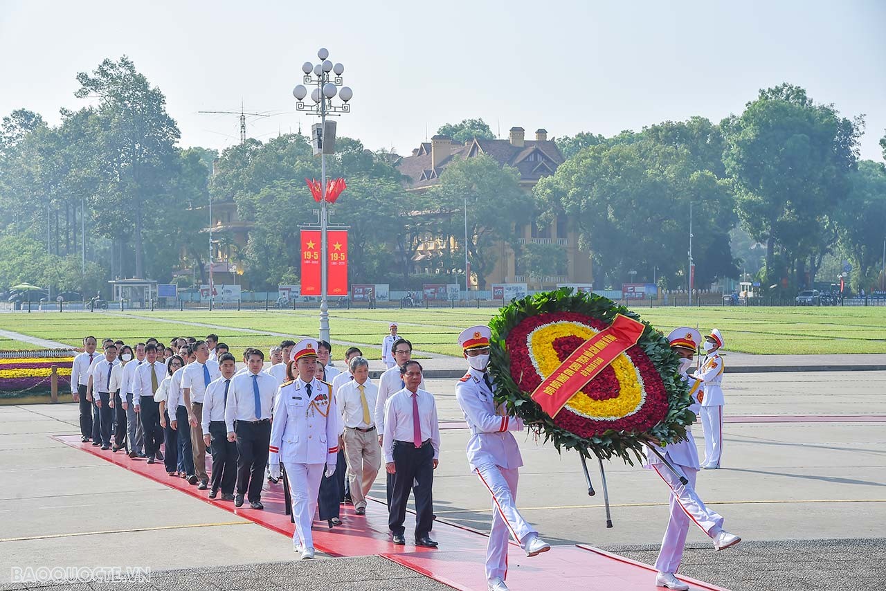 Lãnh đạo Bộ Ngoại giao vào Lăng viếng Bác nhân dịp kỷ niệm 133 năm Ngày sinh Chủ tịch Hồ Chí Minh