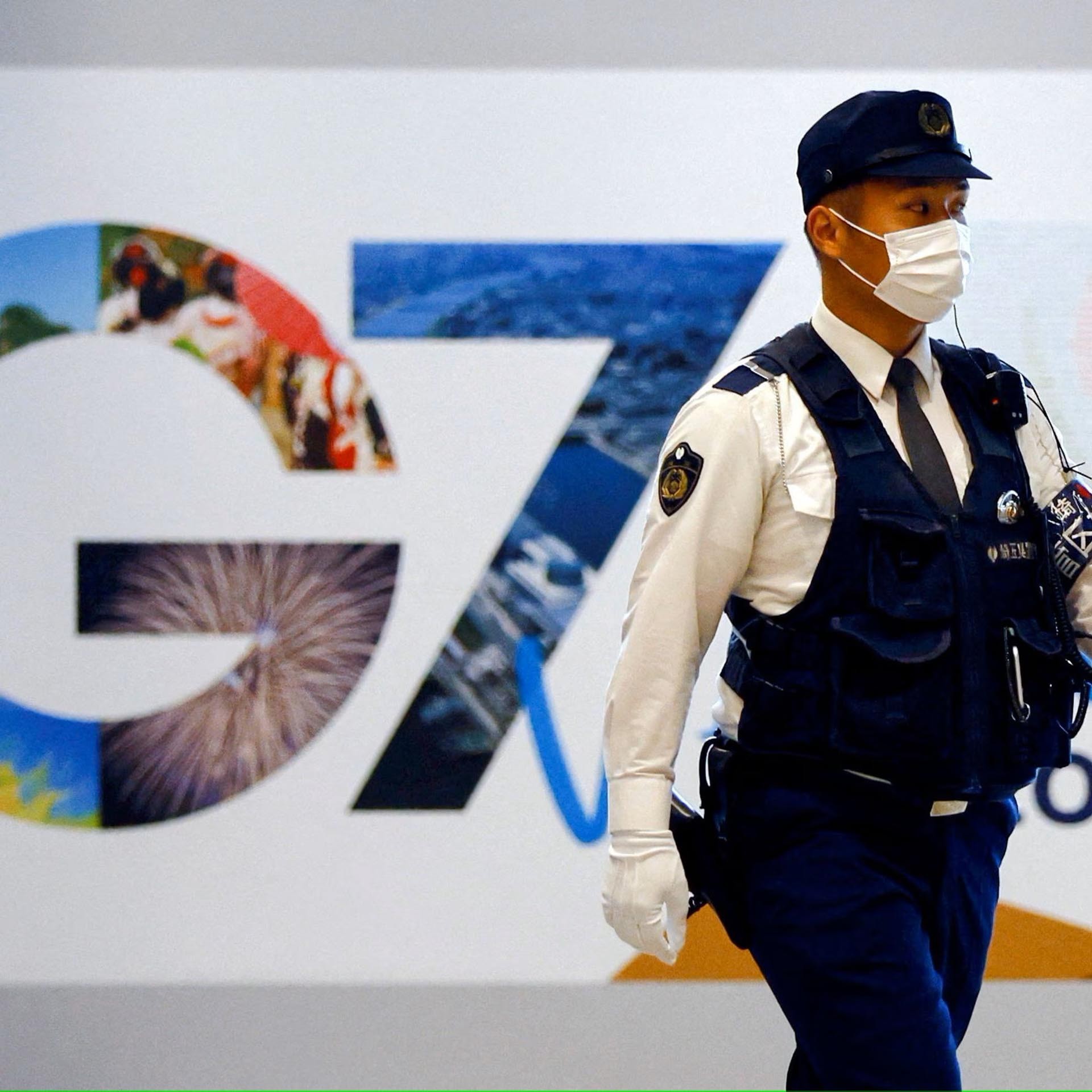 Một sĩ quan cảnh sát tuần tra quanh nhà ga Niigata, trước cuộc họp các bộ trưởng tài chính G7 ở Niigata, Nhật Bản, ngày 10/5.  (Nguồn: Reuters)