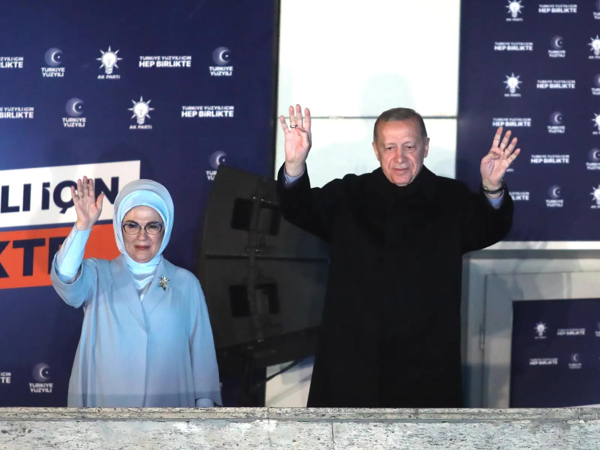 Tổng thống Thổ Nhĩ Kỳ Recep Tayyip Erdogan cùng phu nhân trong đêm bầu cử ngày 14/5. (Nguồn: Getty Images)