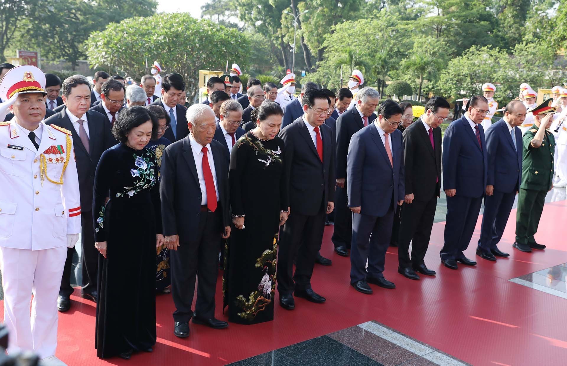 Lãnh đạo Đảng và Nhà nước vào Lăng viếng Chủ tịch Hồ Chí Minh