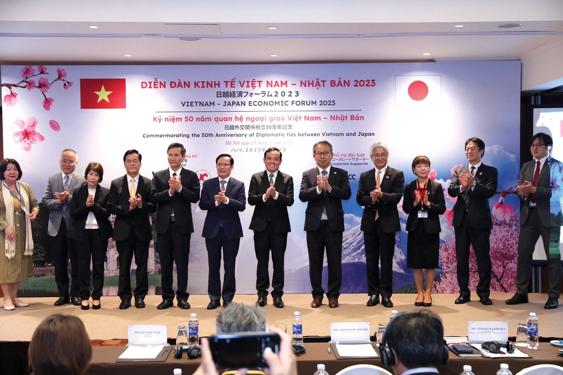 Phó Thủ tướng Trần Lưu Quang cùng lãnh đạo các bộ, ban, ngành Việt Nam và các đại biểu Nhật Bản tham dự “Diễn đàn kinh tế  Việt Nam - Nhật Bản 2023: Cùng kiến tạo đổi mới nhằm xây dựng nền kinh tế phát triển bền vững” tại Hà Nội, ngày 15/2/2023.