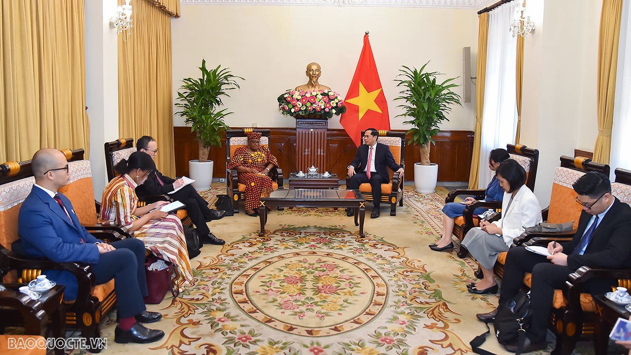 Ngày 18/5/2023, Bộ trưởng Ngoại giao Bùi Thanh Sơn và Phu nhân gặp mặt Phu nhân Bộ trưởng Ngoại giao Lào. (Ảnh: Tuấn Anh)